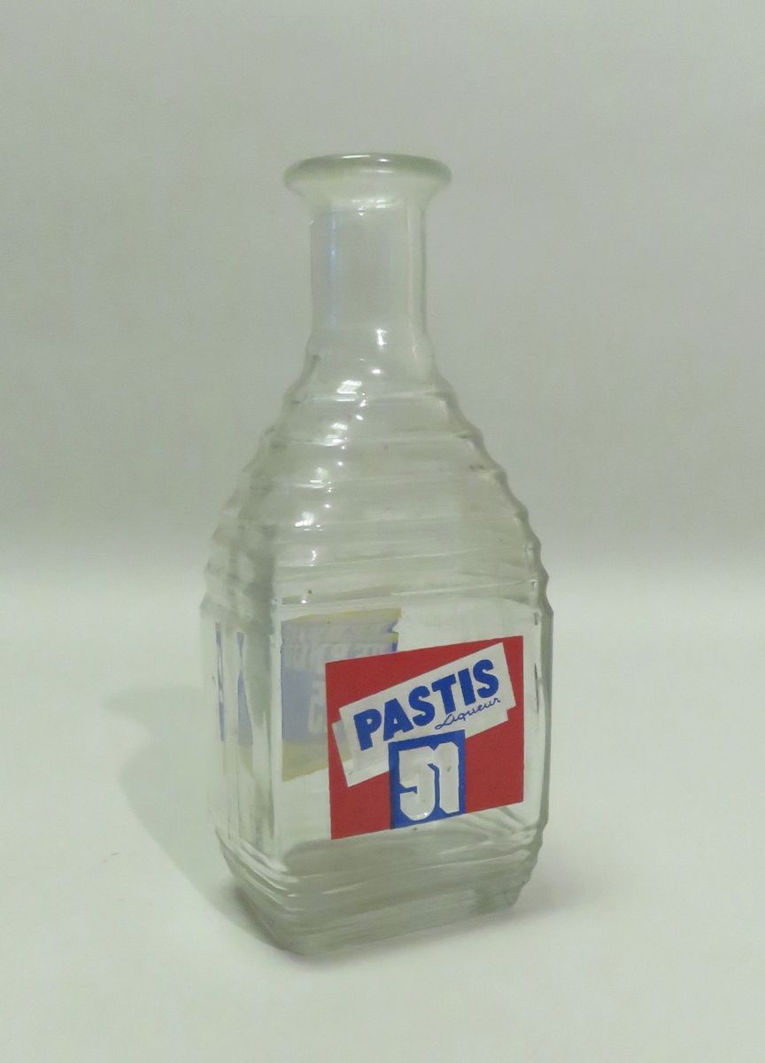 Null Carafe publicitaire en verre moulé "Pernod 45-Pastis 51". 20 x 8.5 cm.