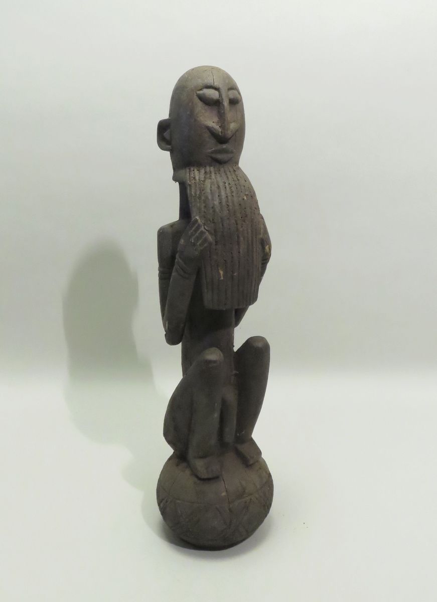 Null Belle sculpture africaine en bois représentant un homme à la longue barbe. &hellip;
