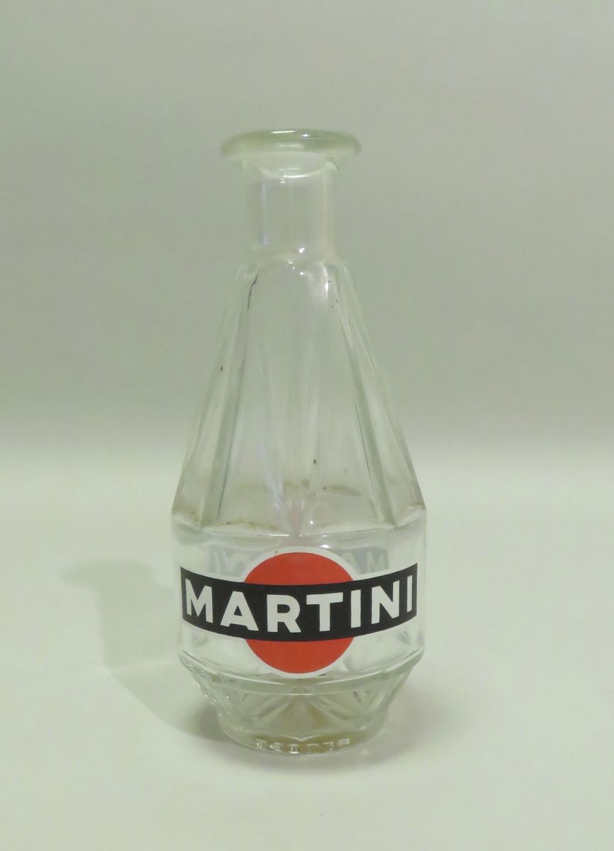 Null Carafe publicitaire en verre moulé/pressé "Martini". 18 x 8.5 cm.
