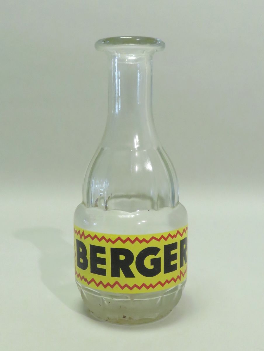 Null Carafe publicitaire en verre moulé "Berger". 20.5 x 9.5 cm.