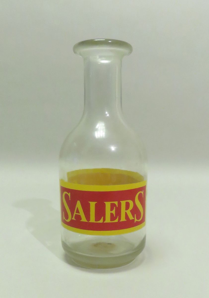 Null Carafe publicitaire en verre moulé/pressé "Salers". 19.5 x 8.5 cm.