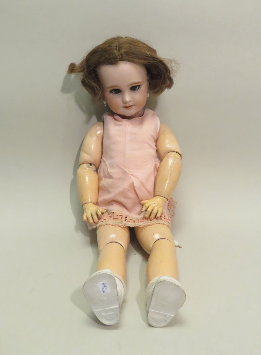 DEP JUMEAU. Belle et importante poupée, la tête en biscuit de porcelaine marquée&hellip;