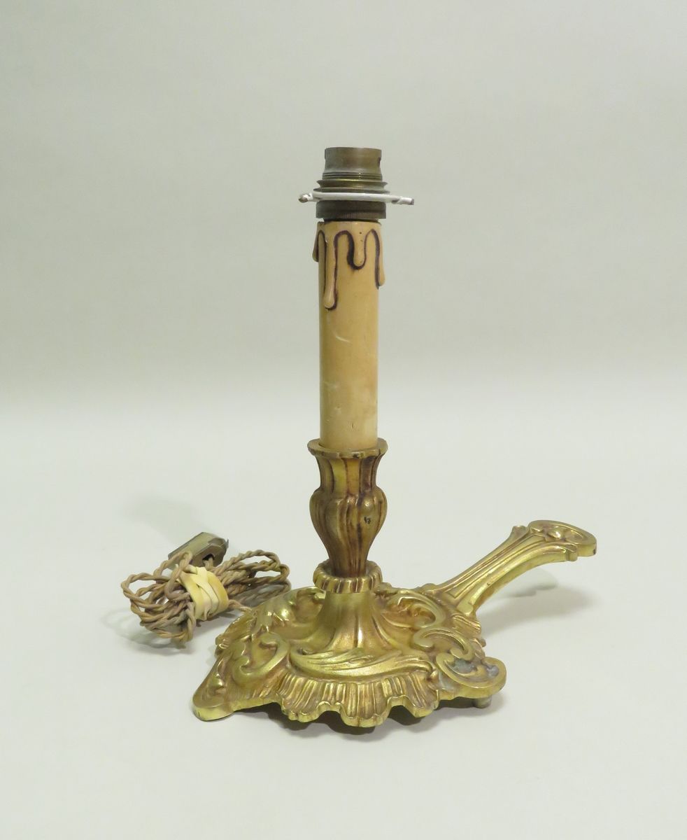 Null Wichtiger Handkerzenhalter aus vergoldeter Bronze mit Rocaille-Dekor. 20. J&hellip;