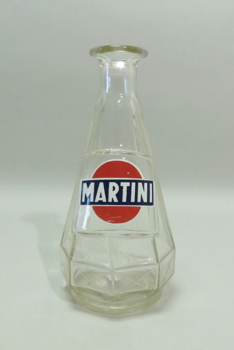 Null Werbekaraffe aus gepresstem Glas "Martini" (Verrerie Florent). 23 x 12 cm.