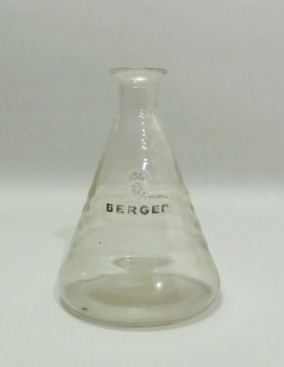 Carafe publicitaire en verre moulé/pressé. "Berger". 19 x 13.5 cm.