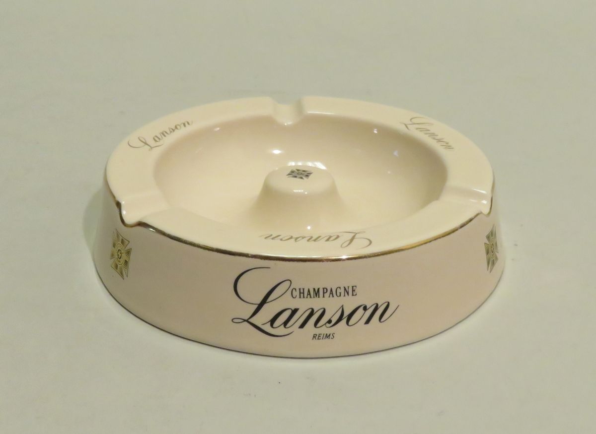 Null Advertising ashtray in porcelain "Champagne Lanson". 4 x 14 cm.