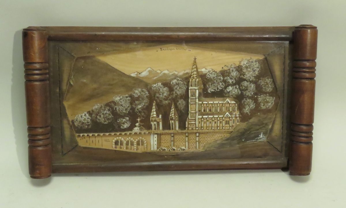 Null LEM（10世纪）。"卢尔德大教堂。雕刻和绘画的木质构件，形成一个托盘（带玻璃）。6 x 52 x 27厘米。
