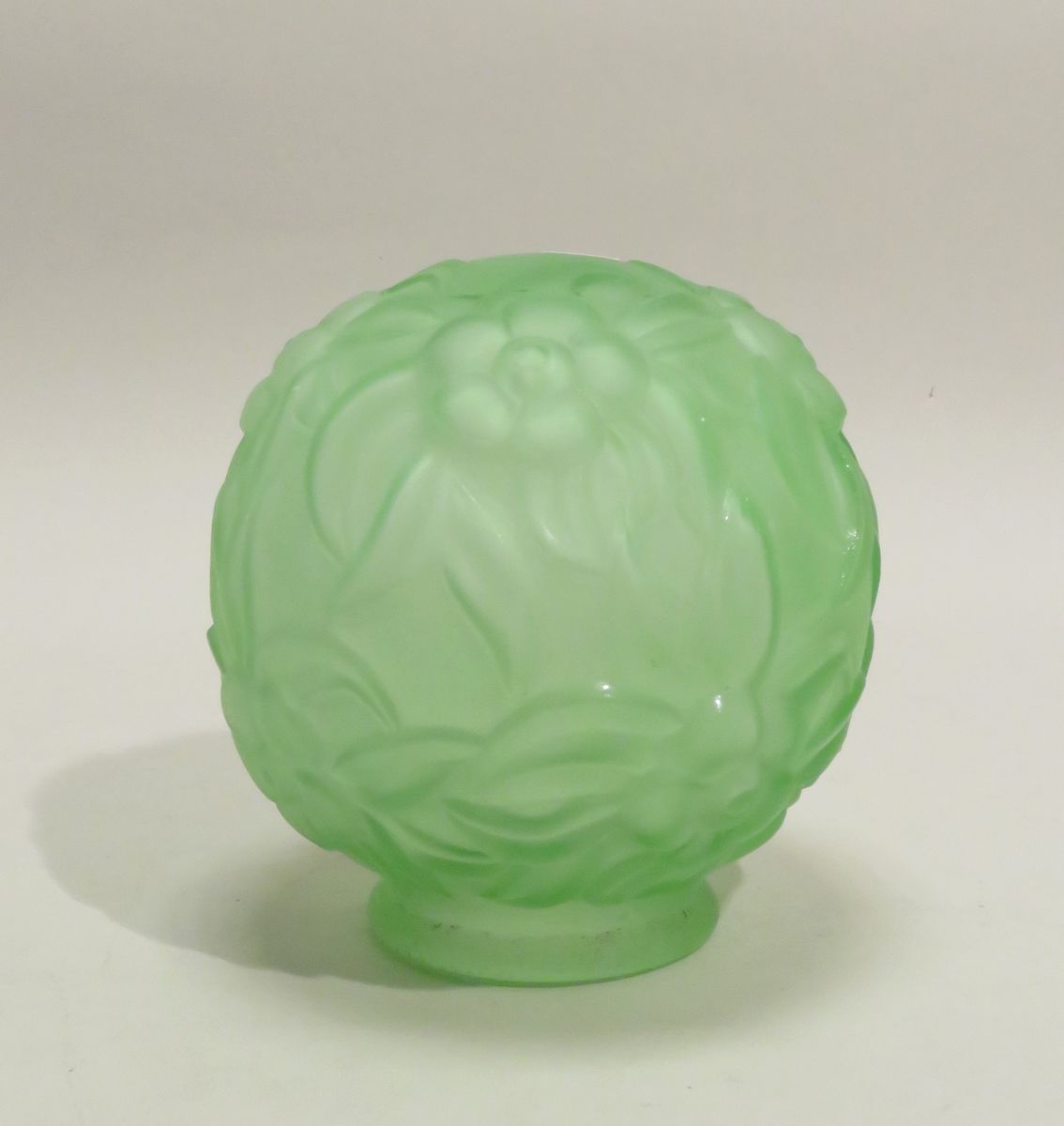Null Globe d'applique en verre moulé et pressé. Période ART DECO. 16,5 x 15 cm. &hellip;