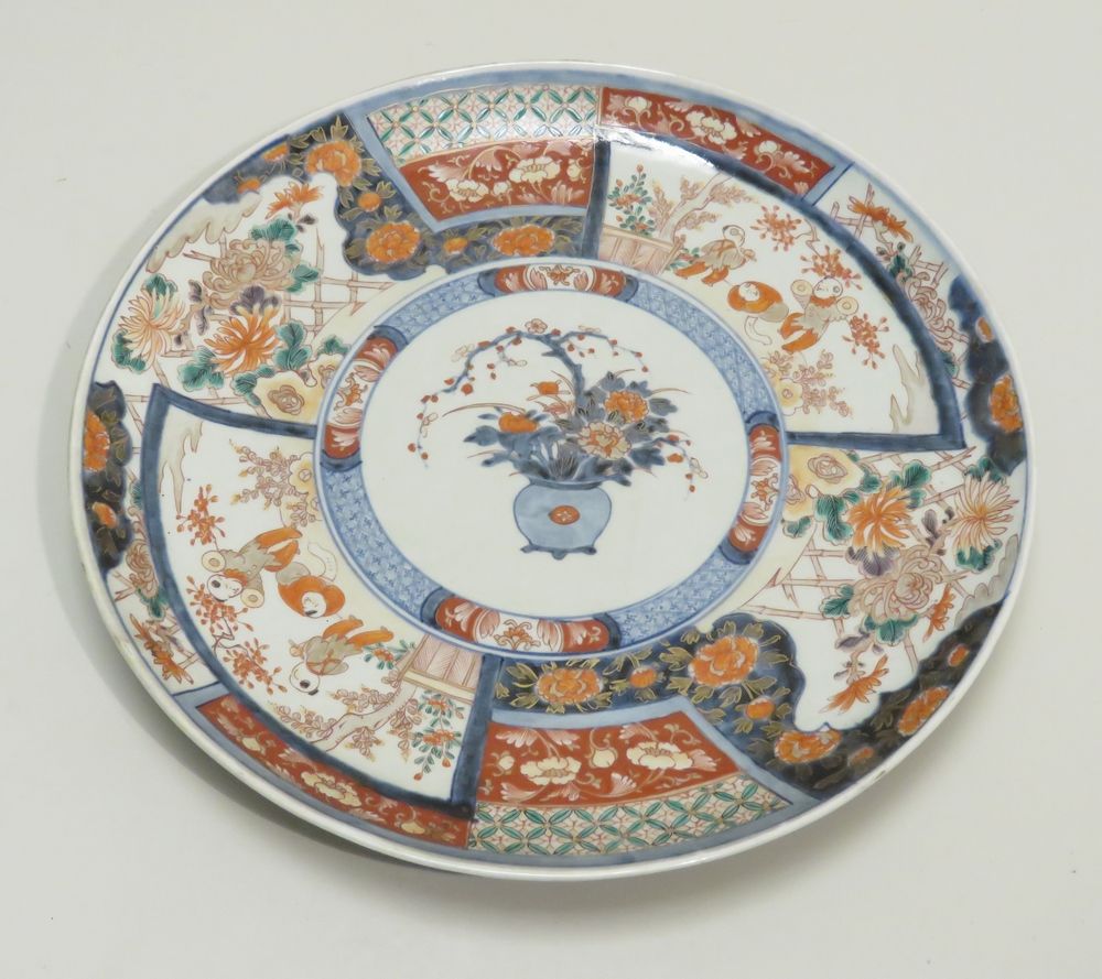 Important plat décoratif en porcelaine à décor Imari avec rehauts de dorés, le r&hellip;