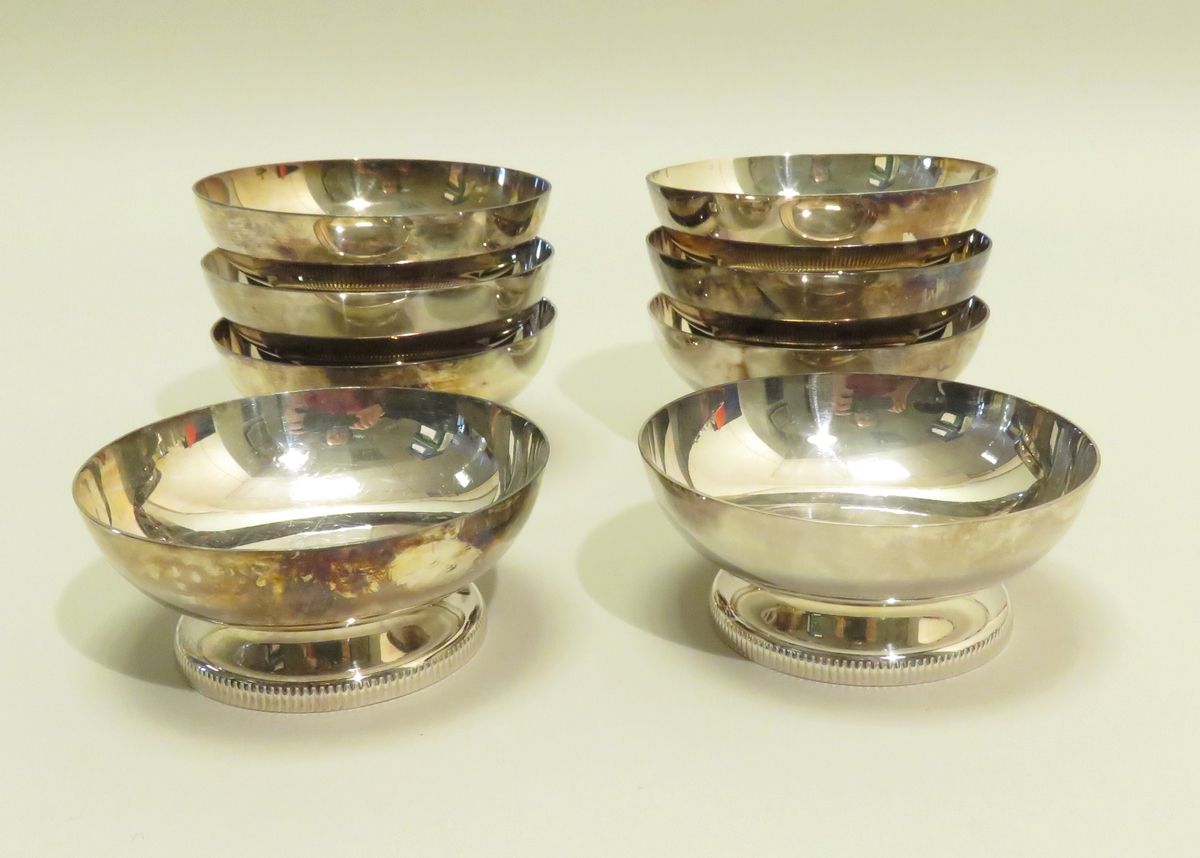 Null Goldsmith : Saint-Médard. Suite of eight silver plated metal cups, with fri&hellip;