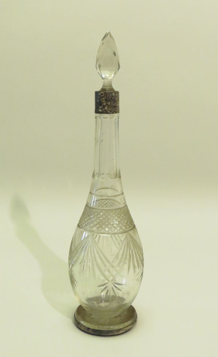 Null 切割水晶酒壶，银环（Minerve标记，第一标题）。20世纪初。毛重（不包括塞子）：635克。33,5 x 9 cm