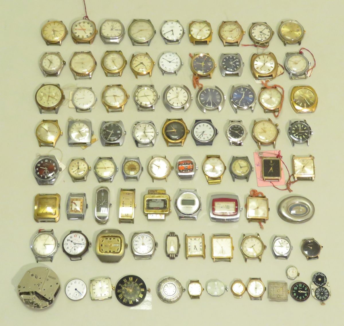 Null Important lot de cadrans de montres diverses "Vintage" en vrac. Lot en l'ét&hellip;