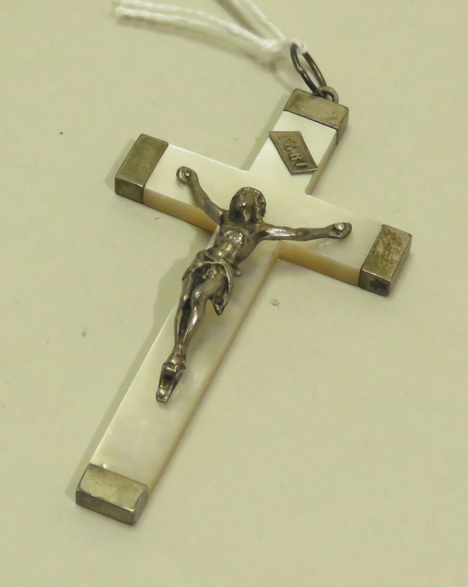 Null Ciondolo in argento e madreperla "Cristo in croce". XX secolo. Peso lordo: &hellip;