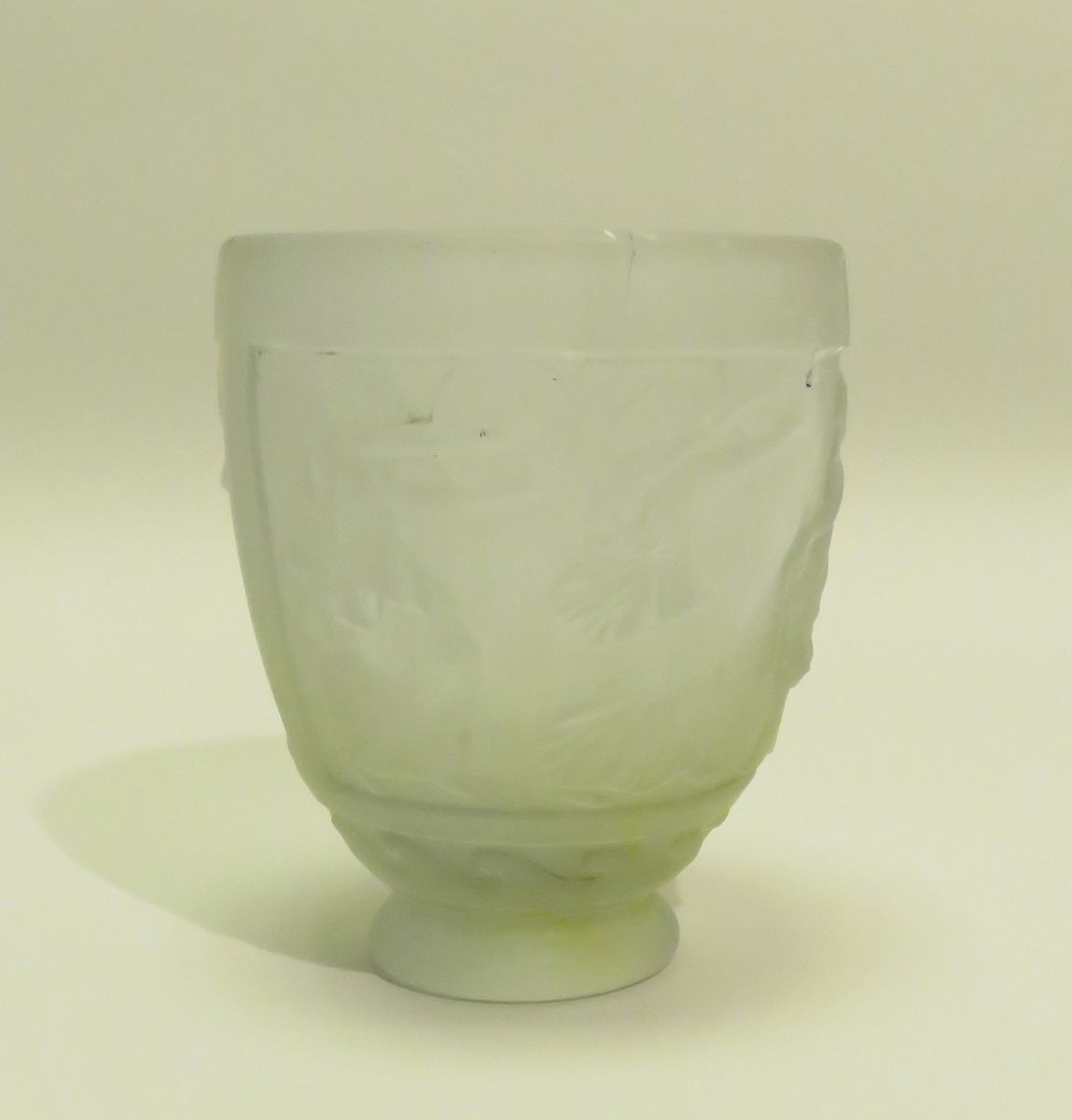 Null Georges DE FEURE (1868-1943).磨砂玻璃花瓶，有新古典主义装饰的古代后音乐场景。底座下有签名。14.5 x 12厘米（有裂缝&hellip;