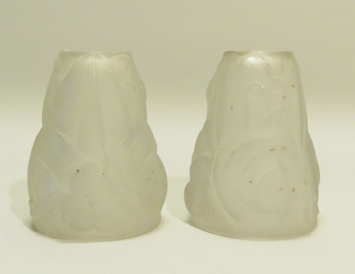 Null David GUERON DEGUE (1892-1950). Ein Paar Wandlampenschirme aus Milchglas mi&hellip;