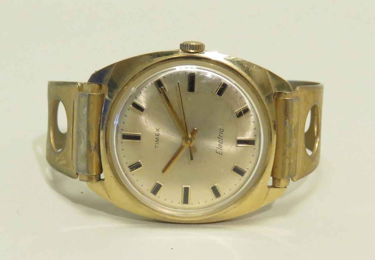 Null TIMEX. Men's "Electric" bracelet watch in gold-plated steel. The semi rigid&hellip;