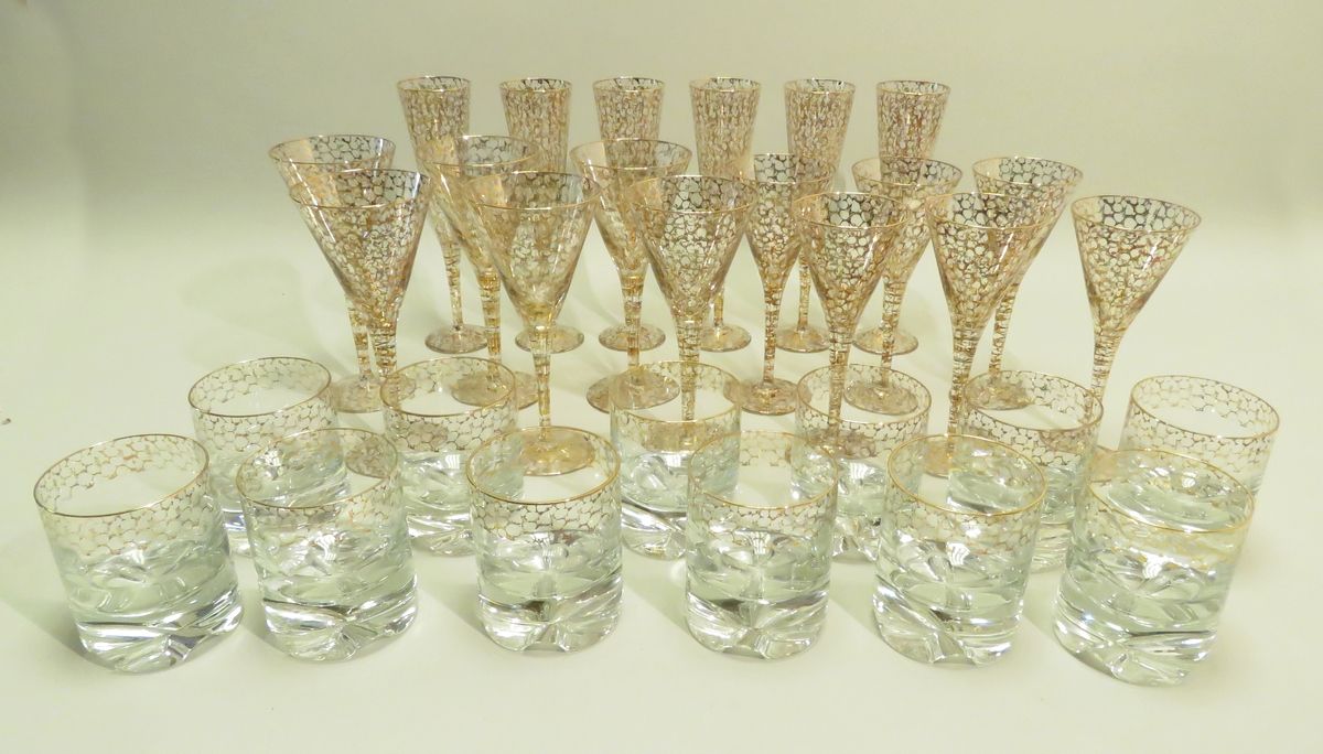 Null 带有金色图案的水晶餐具，由30件组成。-6只香槟酒杯。23.5 x 6.5 cm; -6个水杯。20.5 x 9.5 cm; -6个酒杯。19.5 x&hellip;