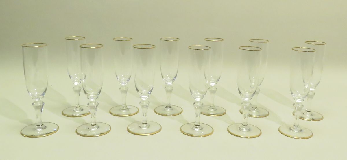 Null BACCARAT, Francia. Juego de doce copas de cristal para champán. Sellos bajo&hellip;