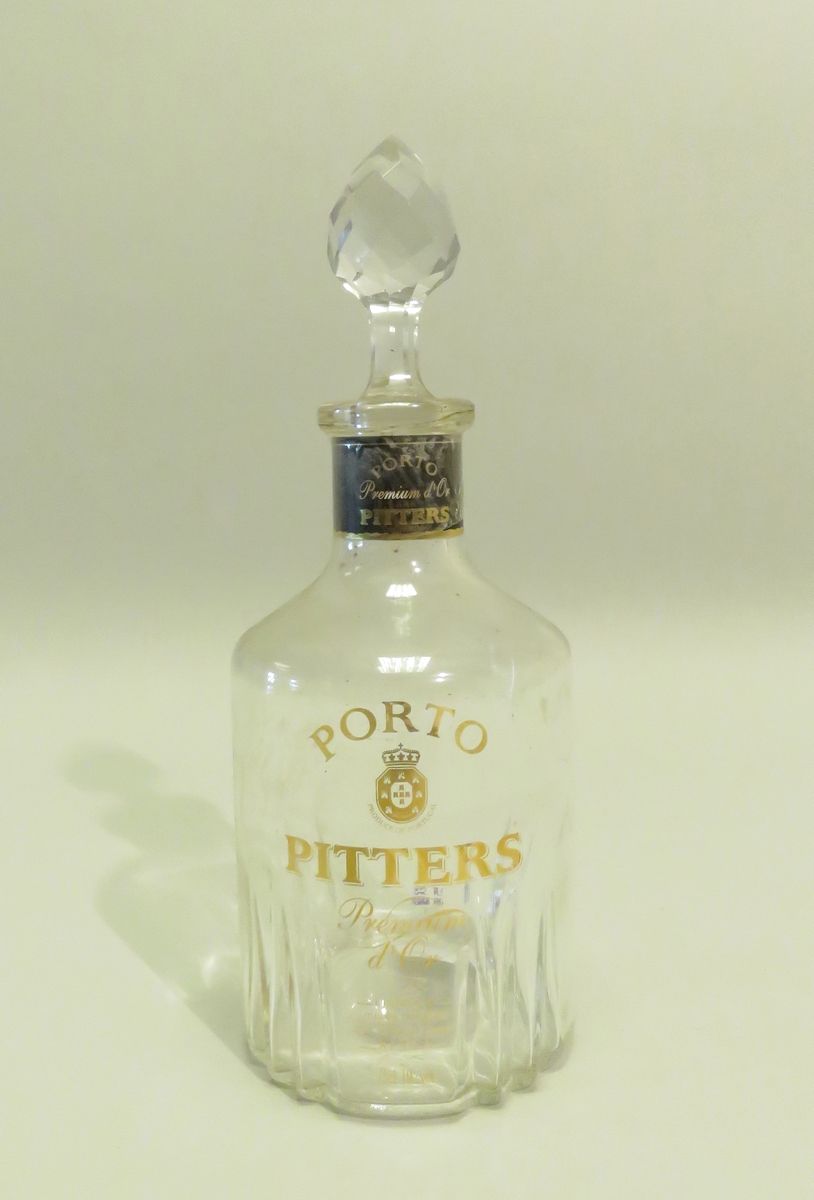 Null PITTERS Port. Glass bottle/carafe (empty). 27 x 10 cm.
