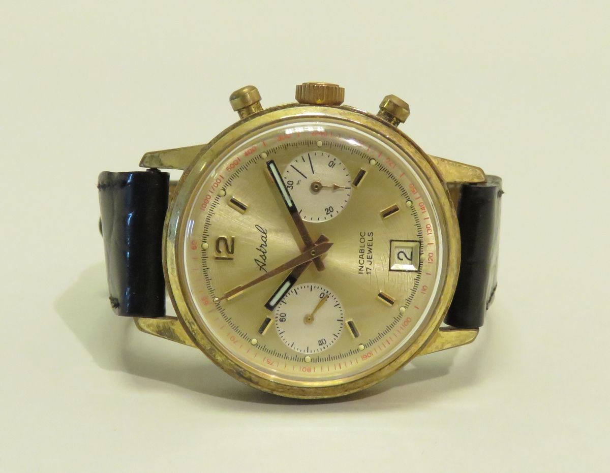 Null ASTRAL. Armbanduhr "Chronograph" aus Gelbgoldplaqué. Das Lederarmband mit v&hellip;