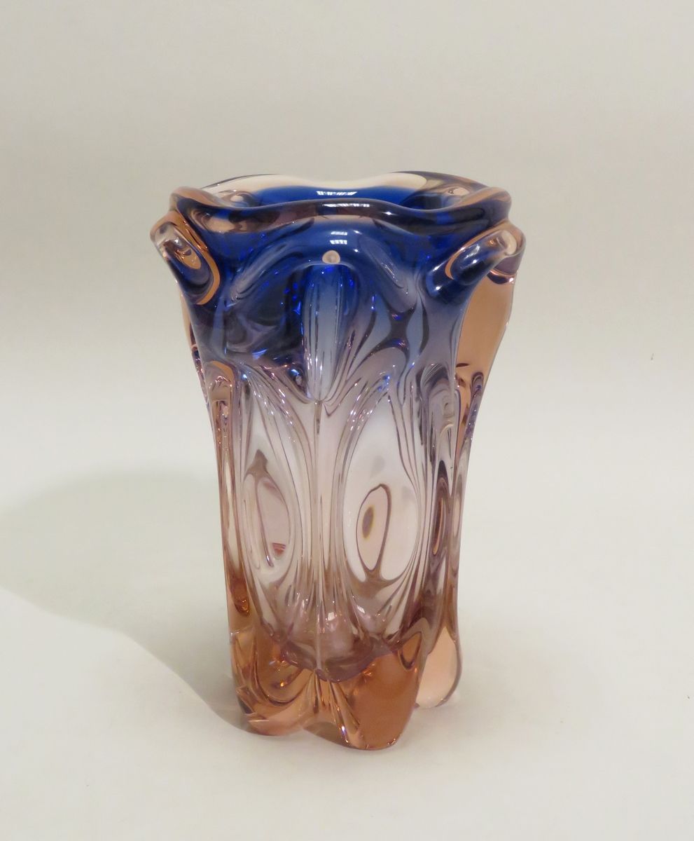 Null Precioso jarrón de cristal. Siglo XX. 24,5 x 15 cm.