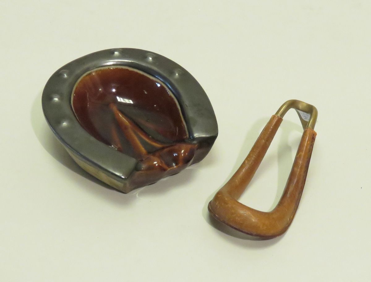 Null 法国LONGCHAMPS。一套两件，供吸烟者使用（一个烟灰缸 "fer-à- cheval "和一个皮革包覆的金属烟斗托）。

.