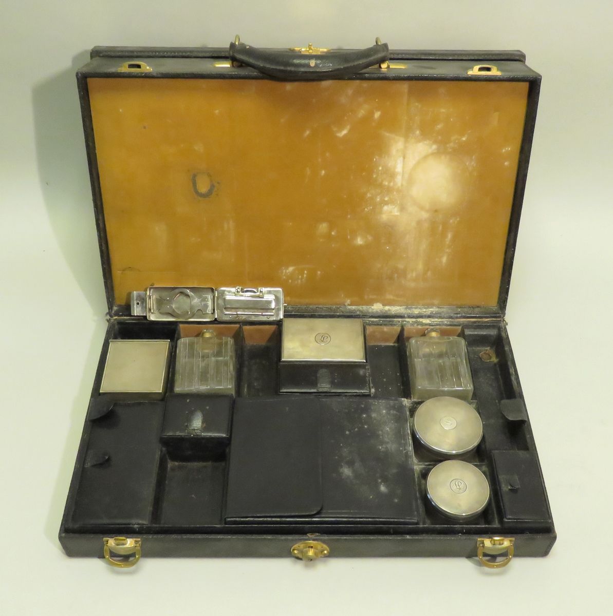 Null 古斯塔夫-凯勒，巴黎的金匠。一个皮革覆盖的马桶盒，包含12个不同的元素（包括雕刻的象牙），银制的容器和塞子（Minerve，第一标题和金匠的标记）。总&hellip;