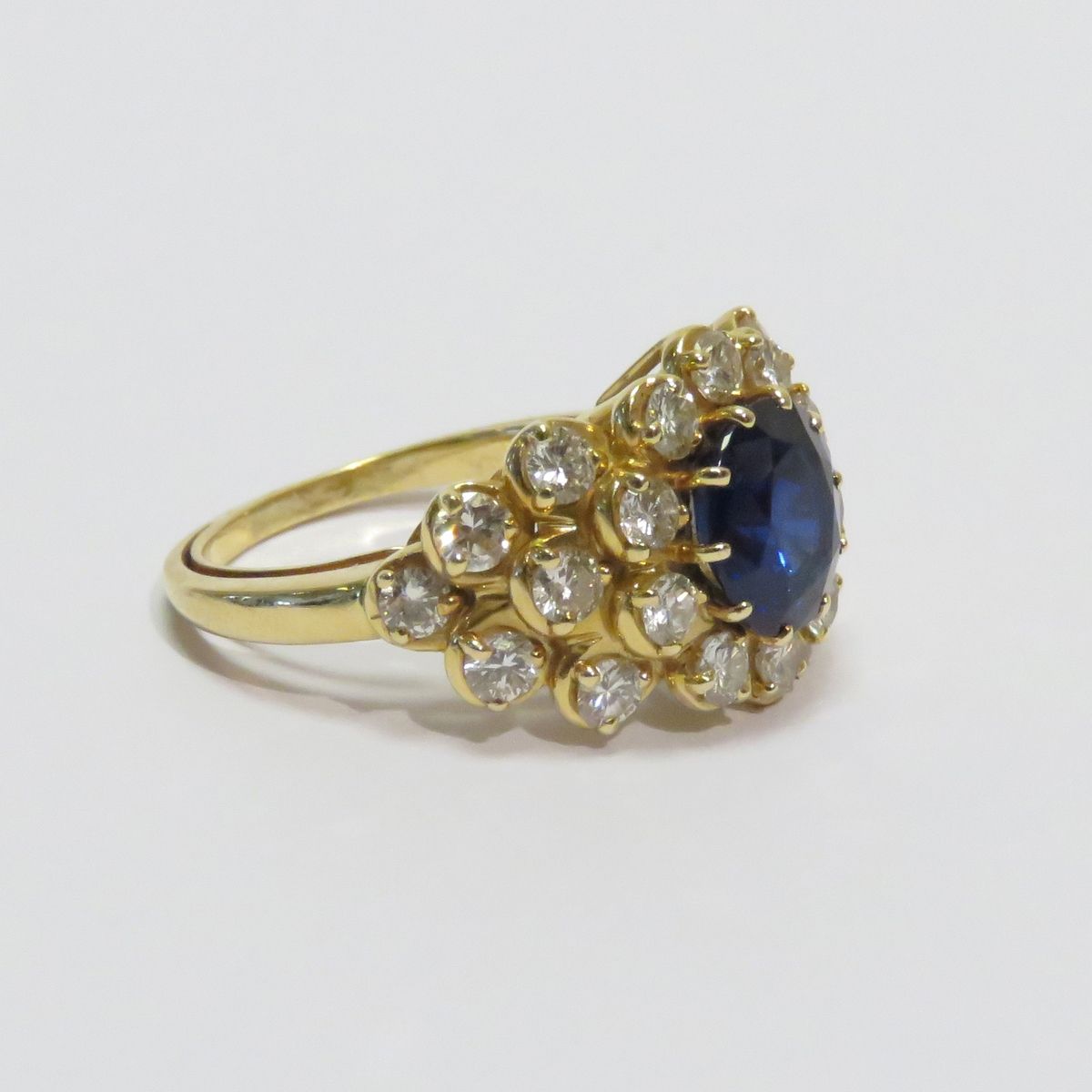 Null 美丽的镂空黄金戒指，镶嵌着一颗约1.85克拉的蓝宝石（可能是缅甸的），椭圆形切割，由22颗钻石（质量好）支撑，约2.2克拉，明亮式切割。毛重：7克45&hellip;