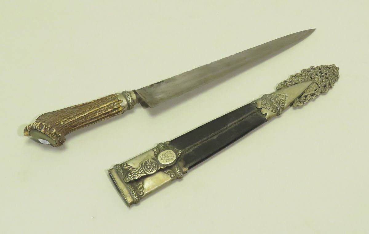Null Gaucho "匕首（阿根廷），角质手柄，钢制刀刃（标有JU-CA）。皮革和金属刀鞘上有 "Manfred Sauer "的字样。长度：53.5厘米。