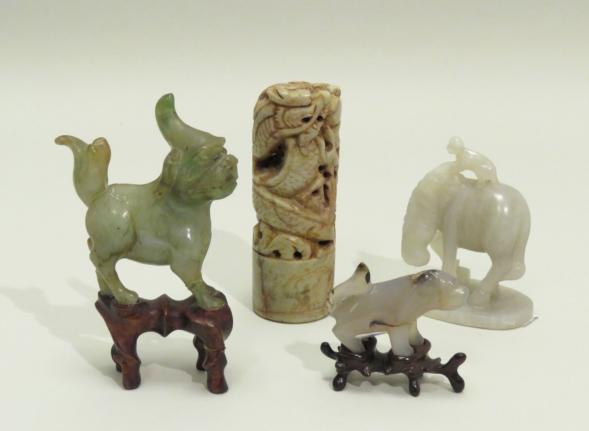 Null 本场拍卖会共有四件物品，包括:

......灰白玉的猴子骑马（成功的象征）；玛瑙的小狗，及其底座；绿色硬石的奇美拉，有褐色脉络，及其底座；皂石雕刻的&hellip;