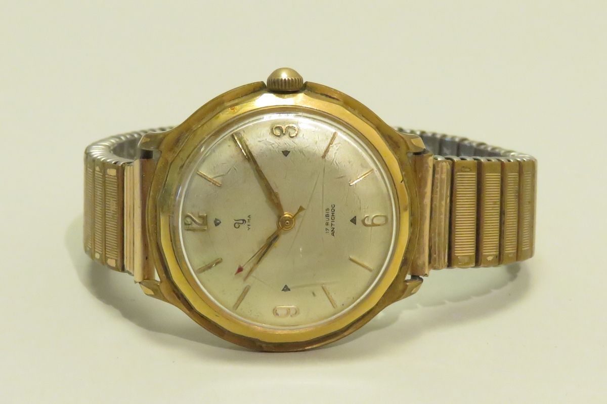 Null YEMA. Armbanduhr "Vintage" aus vergoldetem Stahl. Das elastische Armband au&hellip;