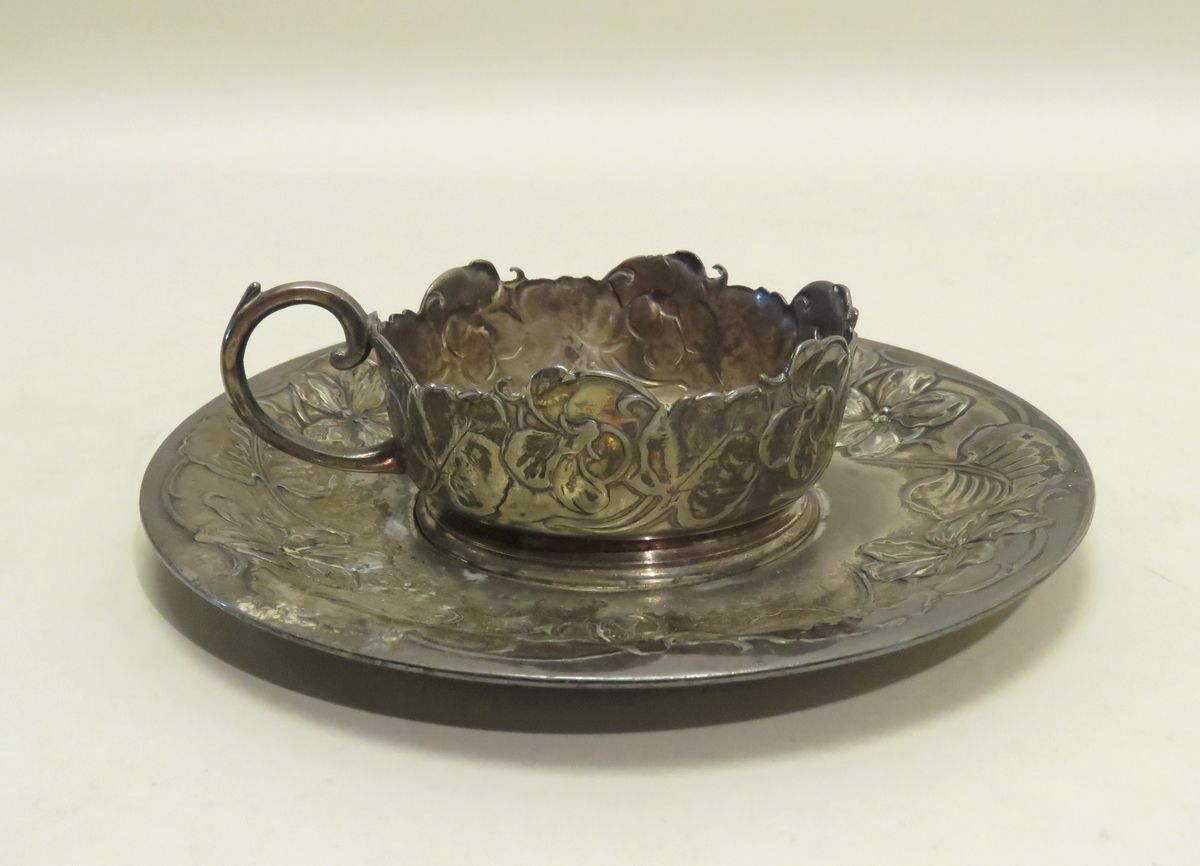 Null Goldsmith : GALLIA.一个镀银的杯碟架（部分未镀银），有风格化的植物装饰。约1900年。5.5 x 19厘米。