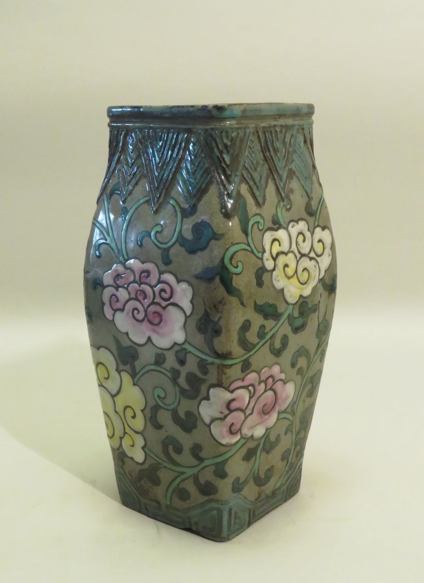 Null 一个中国炻器多色珐琅四角形花瓶，饰以花卉和莲花卷。中国，20世纪初。28.5 x 13 x 13厘米（底座有缺口）。