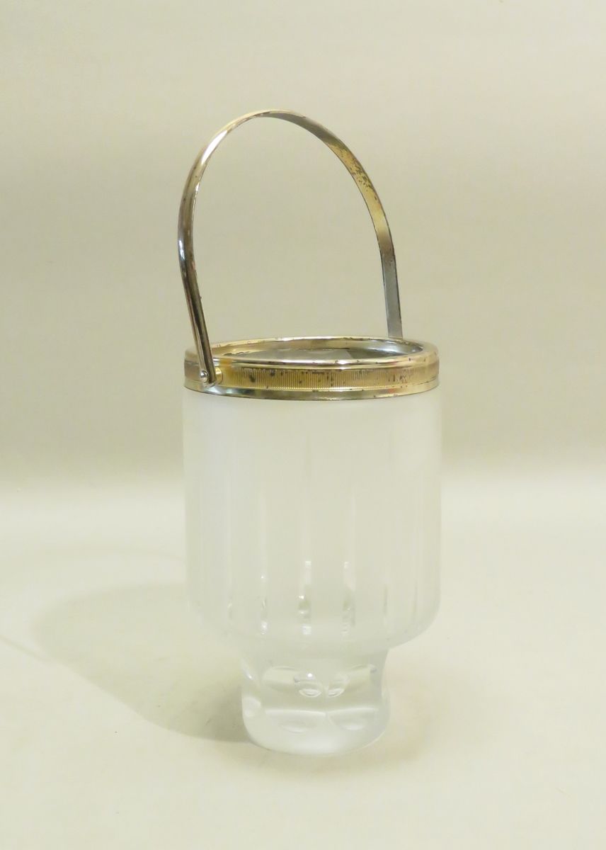 Null 抛光和磨砂玻璃冰桶，镀银环和手柄。20世纪。29 x 11.5厘米。