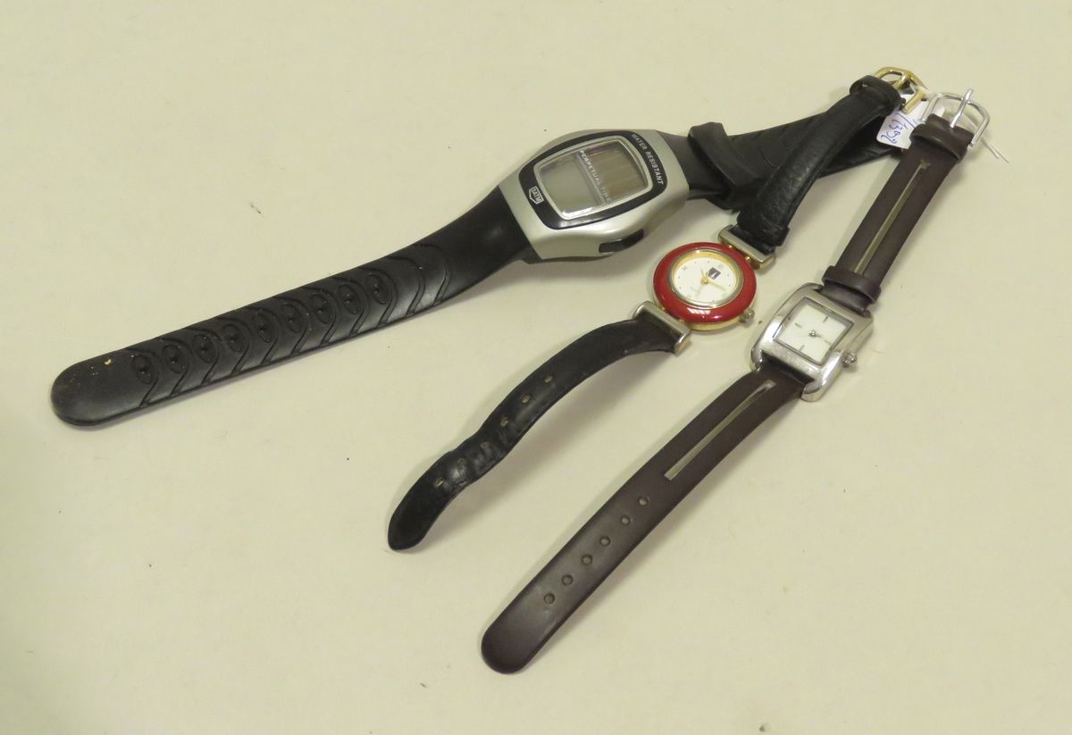 Null Set aus drei verschiedenen Armbanduhren. Uhrwerk mit Quarz. Partie in unver&hellip;