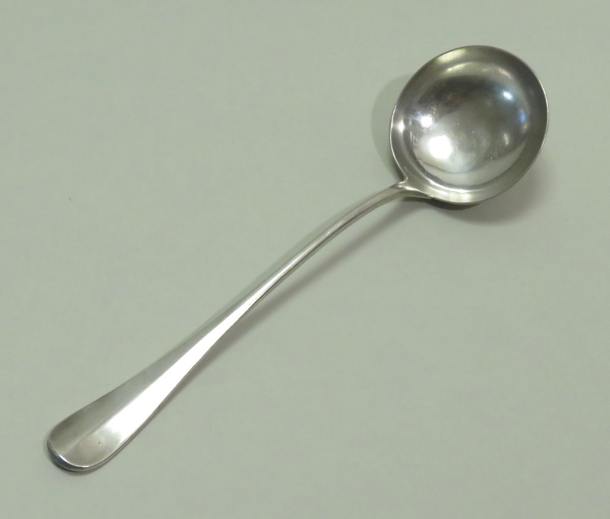 Null 金匠：法国CHRISTOFLE。镀银勺子，单平模型。大约1900年。长度：32.5厘米。