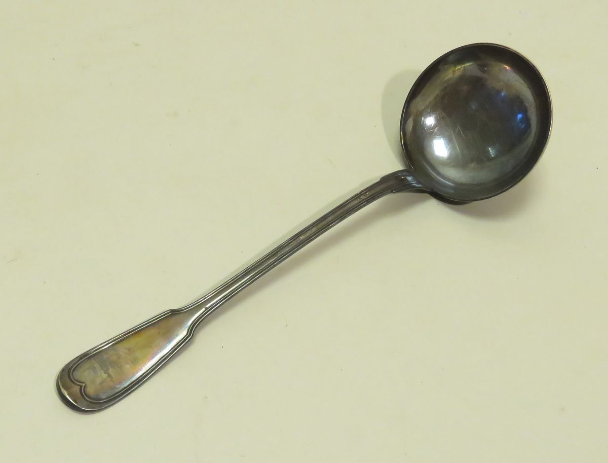 Null 戈德史密斯：查尔斯-克利斯托弗（1805-1863）。镀银勺子，型号为 "à filets"。长度：31厘米（手柄下有编号）。