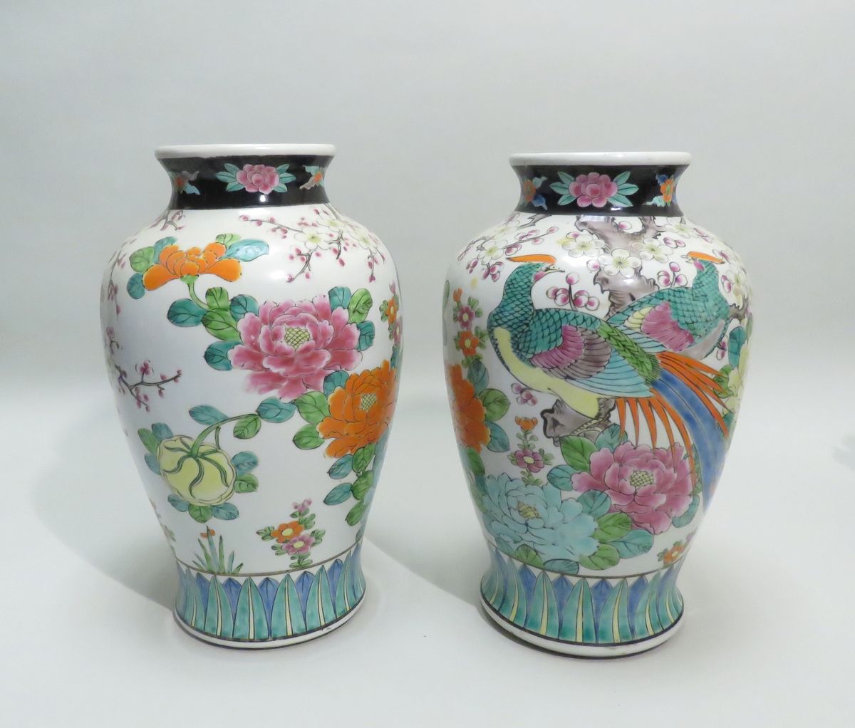 Paire de vases balustres en porcelaine et émaux polychromes à décor de cerisiers&hellip;