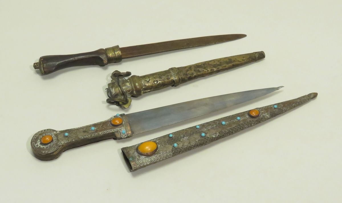 Null Lot of two oriental daggers. Length : 44,5 cm (the longest).