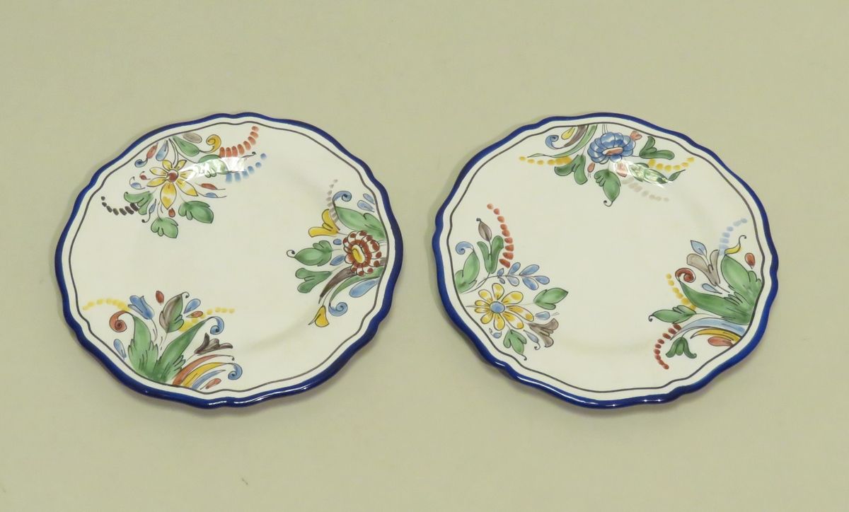 Null A.MONTAGNON.一对NEVERS陶器甜点盘，有多色花纹装饰。底座下有签名。20世纪。1,5 x 18,5厘米。