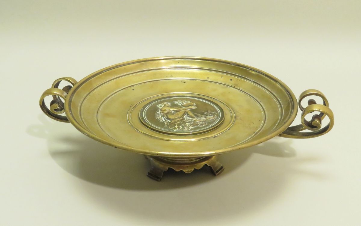 Null Copper table cup with neoclassical decoration in the center. XXth century. &hellip;