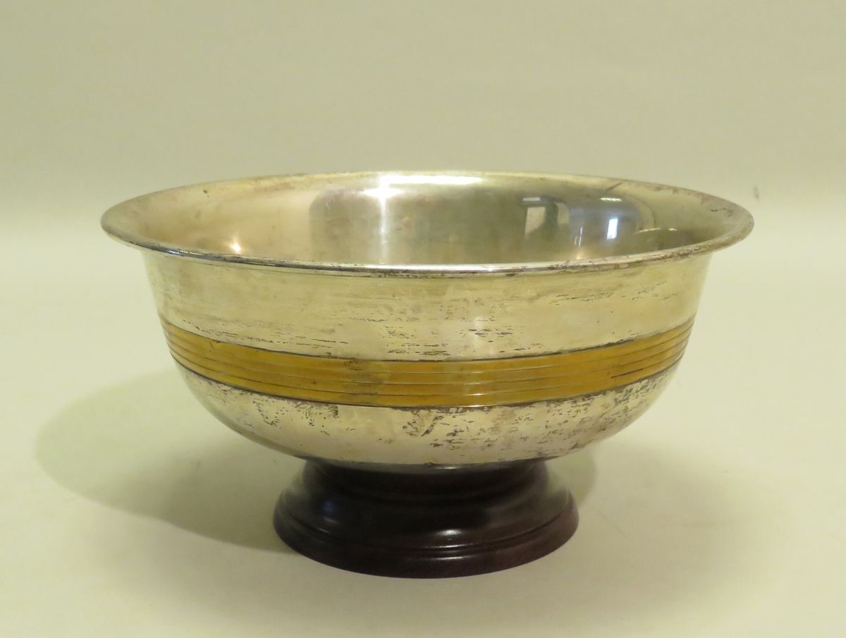 Null 一个银色和鎏金的金属碗，放在雕刻的木腿上（可能是红木）。约1930年。10,5 x 20厘米。