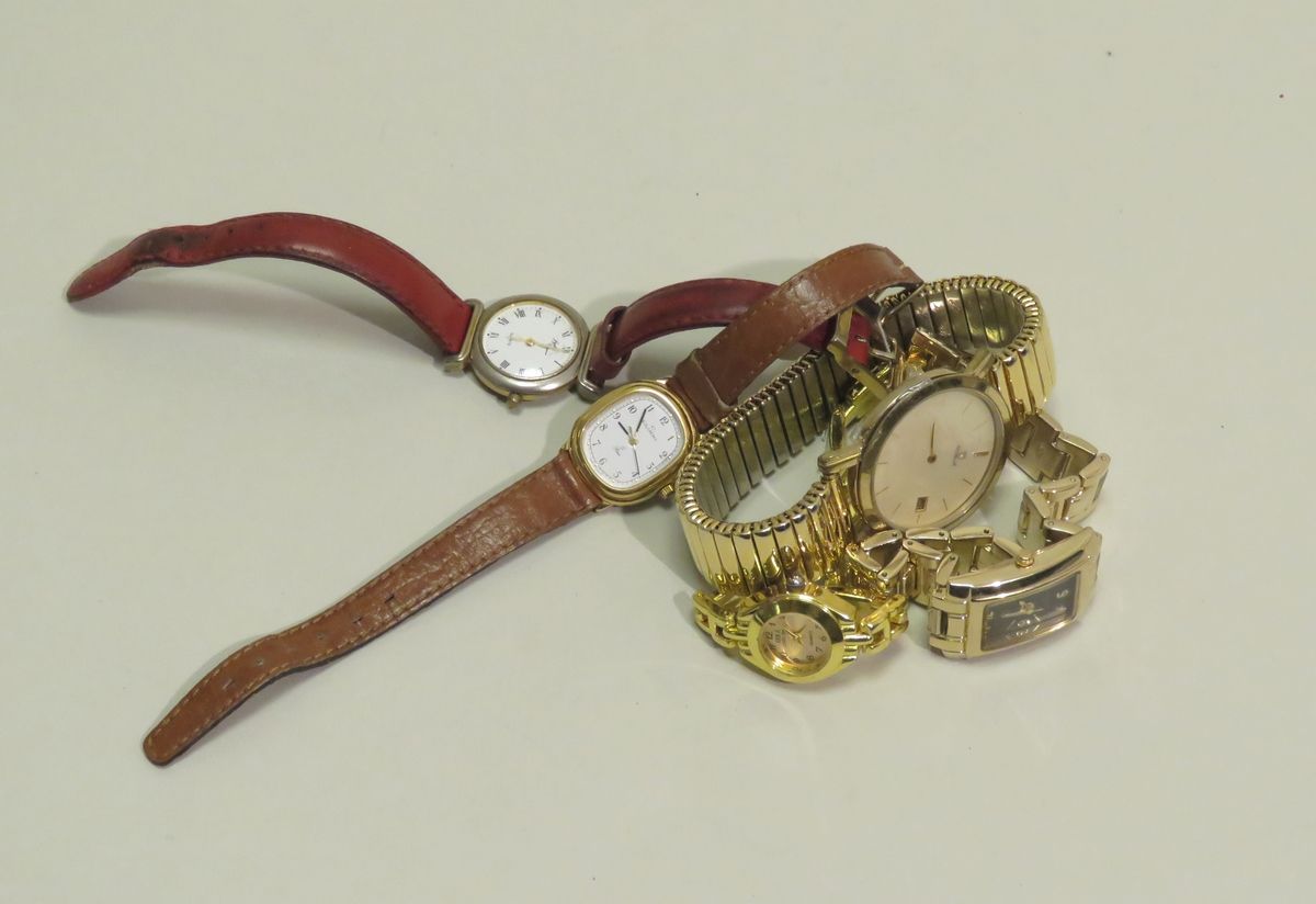Null Set aus fünf verschiedenen Armbanduhren. Uhrwerke mit Quarz. Im Originalzus&hellip;
