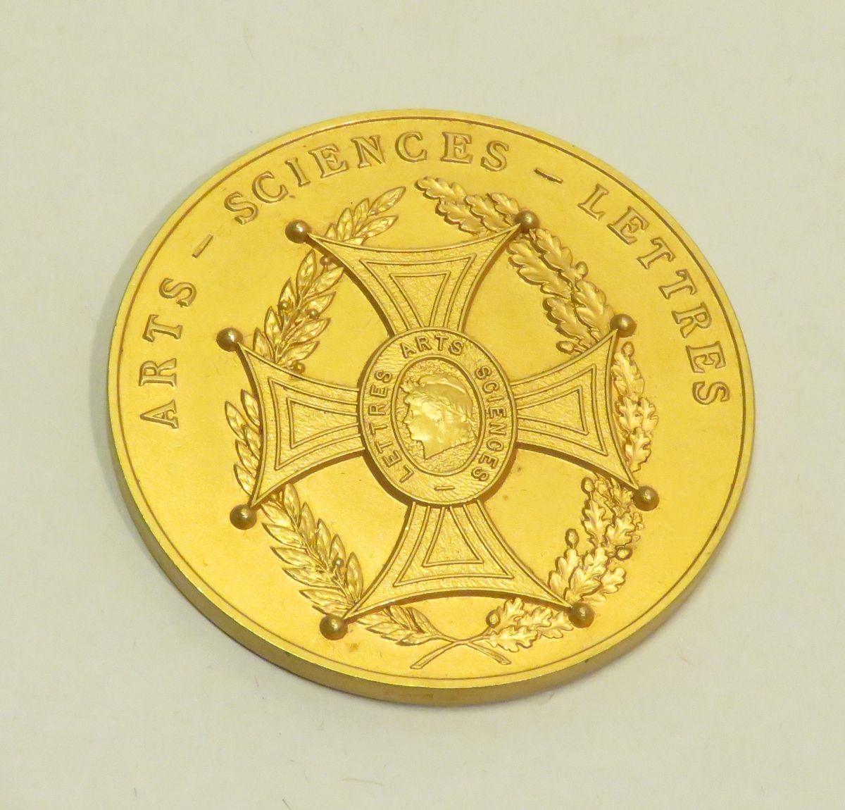 Null Medal of table in gilded bronze "Arts-Sciences-Lettres". Diameter : 5,2 cm.