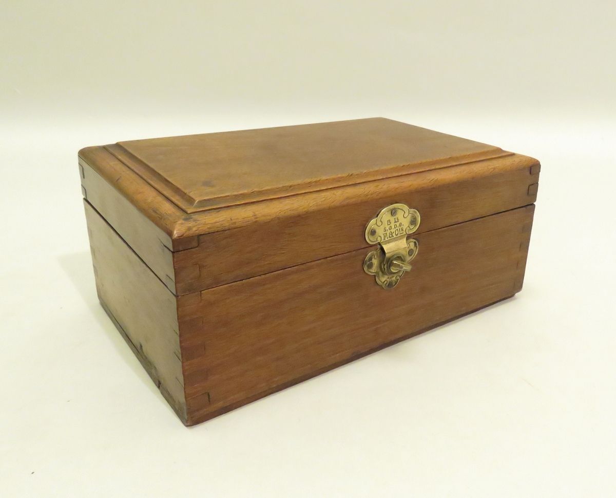 Null 一个用于储存新鲜烟草的桃花心木盒子，有一个粘土和锌的容器。20世纪初。8.5 x 18 x 12厘米。