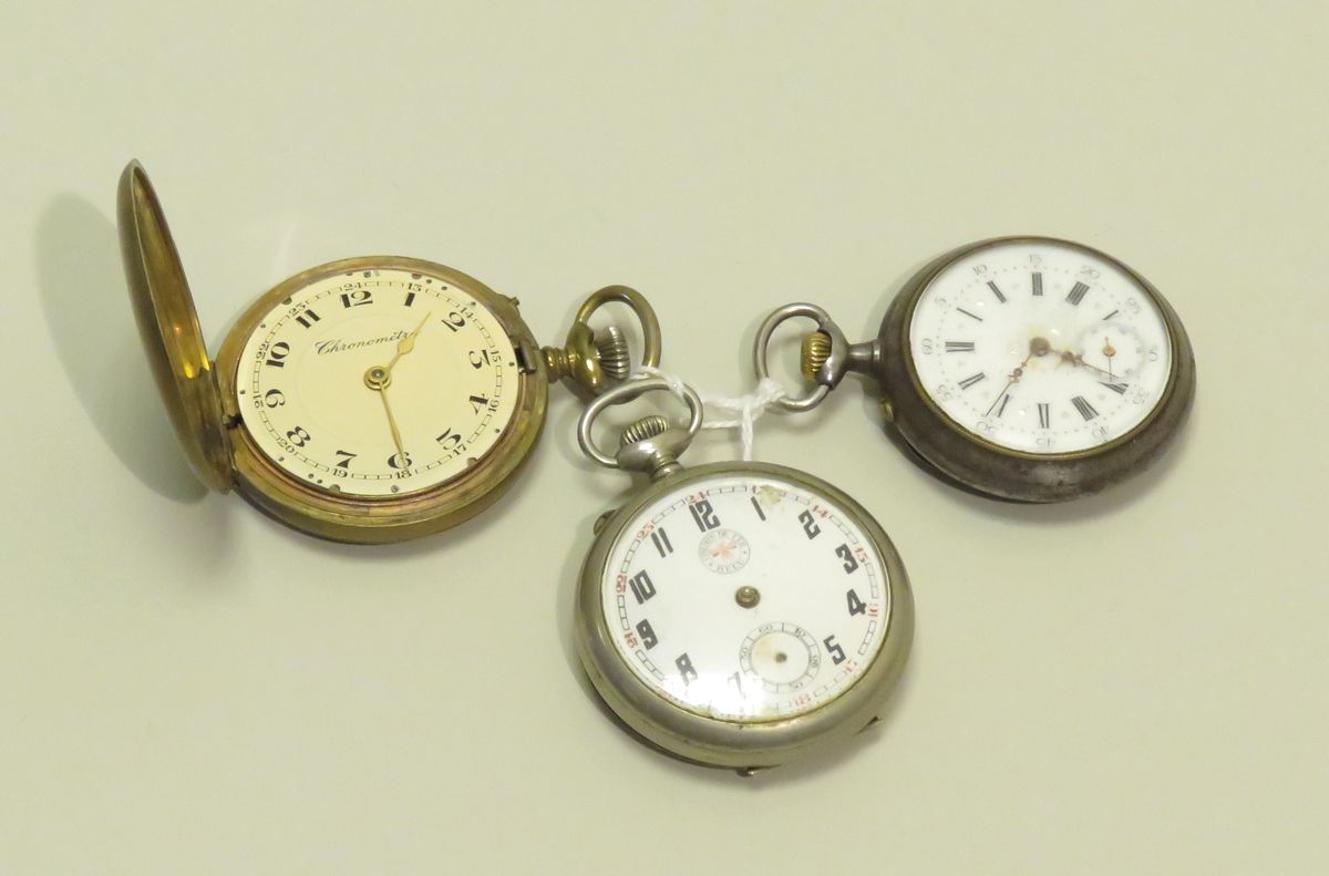 Null Set aus drei Taschenuhren aus Metall. Uhrwerke mit mechanischem Aufzug über&hellip;