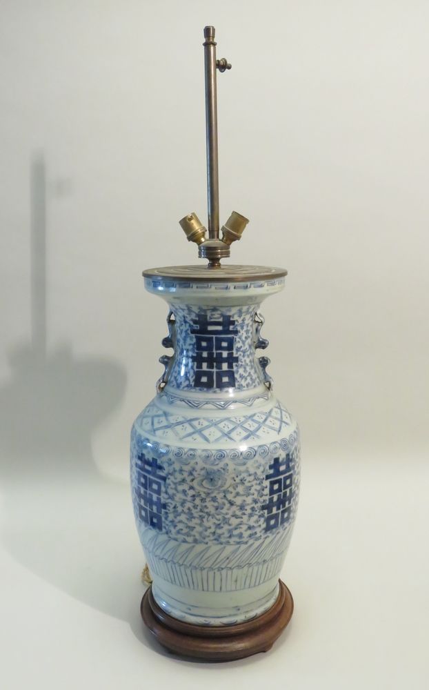 Null Vaso in porcellana smaltata con decorazione blu su fondo bianco. Cina, fine&hellip;