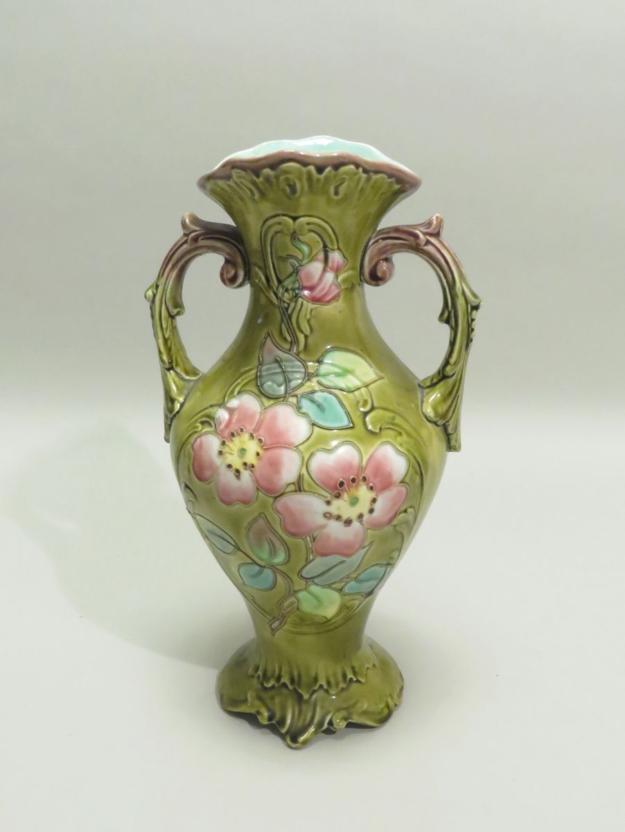 Null LONGCHAMPS. Vase en barbotine à décor et de forme végétal. Cachet en creux &hellip;