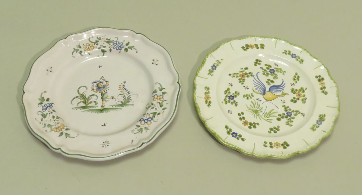 Null Set aus zwei dekorativen Tellern aus Moustiers-Steingut. Unter den Basen si&hellip;