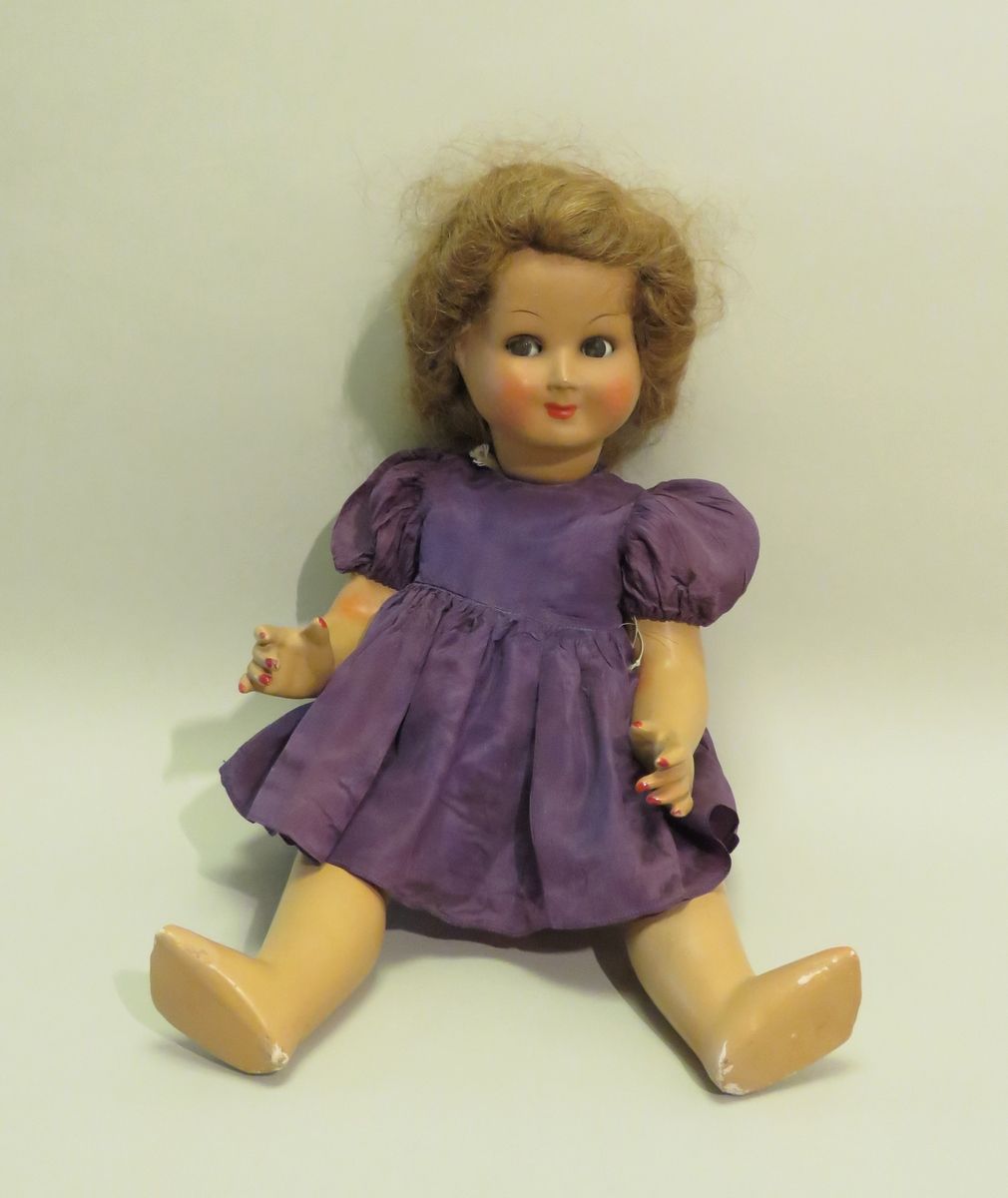 Null 穿着会说话的衣服的娃娃（工作状态不明），由煮沸的纸板制成，眼睛 "睡觉"，嘴闭着。